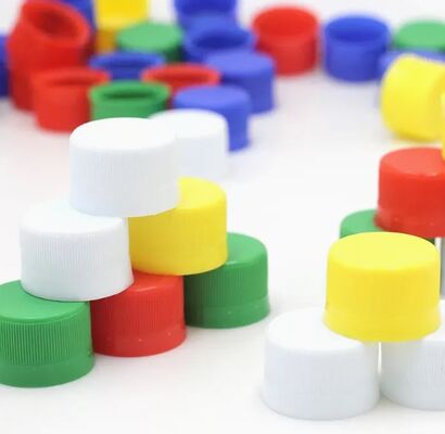 Forma wtryskowa z wieloma gniazdami z zatrzaskiem do produkcji nakrętek do butelek plastikowych