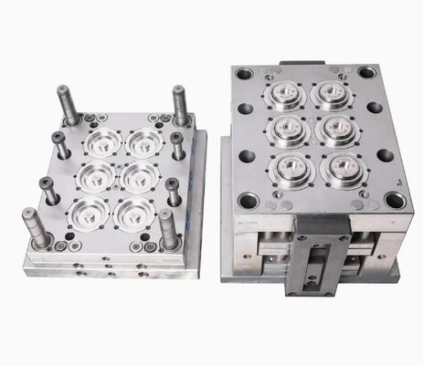 Wstrzykiwacz z wielogłębokością do pokrycia plastikowych zakrywek butli